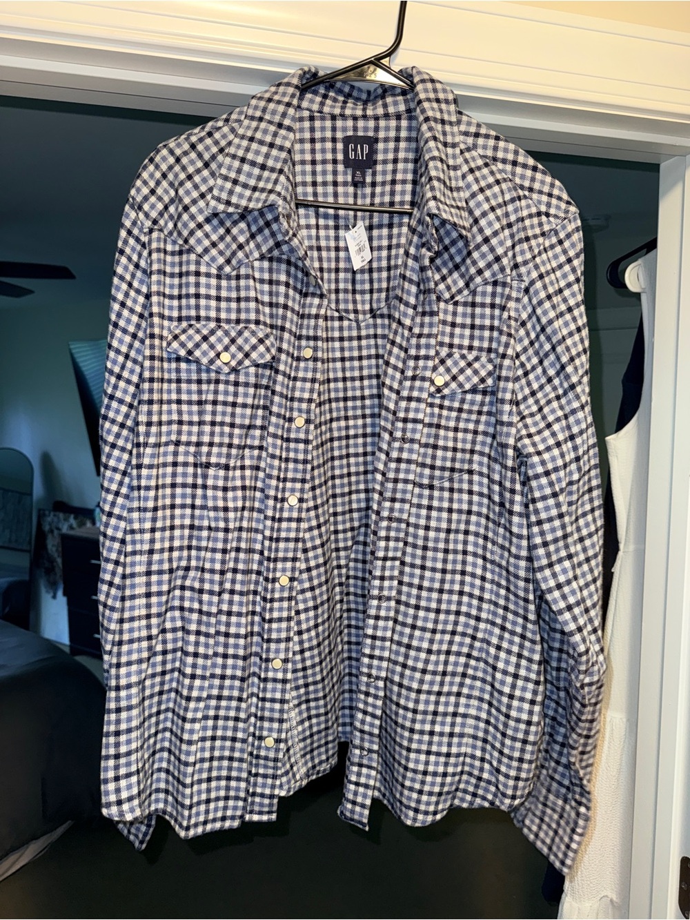 GAP Men's Navy and White Checked Button-Down Shirt